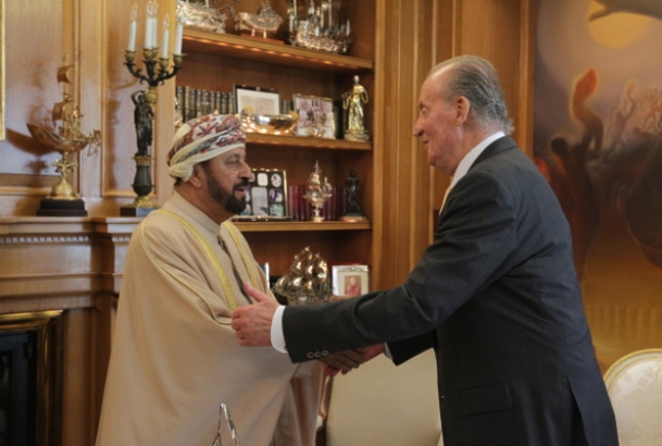 Su Majestad el Rey recibe al Ministro encargado de defensa del Sultanato de Omán