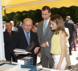 Don Felipe y Doña Letizia observan un libro junto al ministro Wert