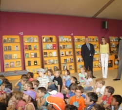 Sus Altezas Reales y el ministro Wert presencian las actividades dirigidas a los más jóvenes