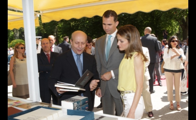 Don Felipe y Doña Letizia observan un libro junto al ministro Wert