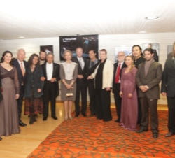 Fotografía de grupo con los miembros del elenco