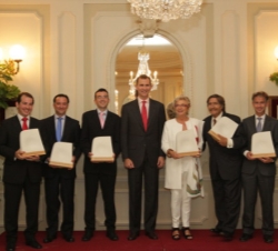 Su Alteza Real el Príncipe de Asturias acompañado por los galardonados