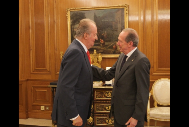 Don Juan Carlos recibe el saludo de José Manuel Blecua