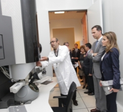 Sus Altezas en la sala del microscopio electrónico del INL