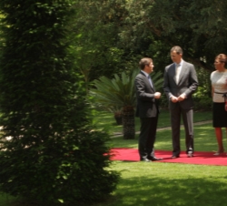 El Príncipe conversa con el primer ministro de Portugal en presancia de Doña Letizia y la señora Passos Coelho, antes del almuerzo