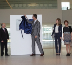 El Príncipe descubre la placa conmemorativa de la visita al INL