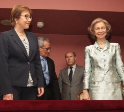 Su Majestad la Reina junto a la secretaria de Estado de Comunicación, Carmen Martínez Castro, en el palco del teatro