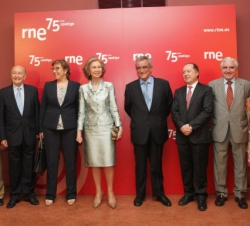 Fotografía de grupo con la secretaria de Estado de Comunicación y la dirección de RTVE