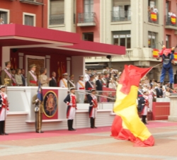 La Bandera Nacional llega a la Plaza Mayor de Valladolid