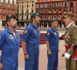 Don Juan Carlos saluda a los miembros de la PAPEA que portaron la Bandera