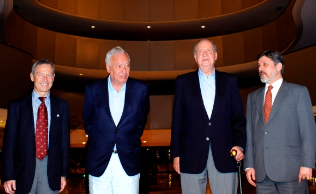 Su Majestad el Rey acompañado por el embajador de España en Brasil, Manuel de la Cámara, el ministro de Asuntos Exteriores y de Cooperación, José Manu