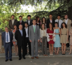 Fotografía de grupo con estudiantes de la Residencia