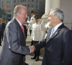 Don Juan Carlos recibe el saludo del Presidente de la República de Chile, Sebastián Piñera, a su llegada al Palacio de la Moneda