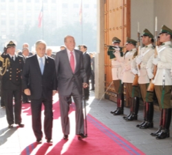 Su Majestad el Rey, a su llegada al Palacio de la Moneda