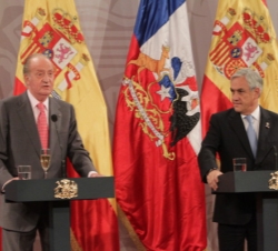 Don Juan Carlos, durante su intervención, junto al Presidente Piñera