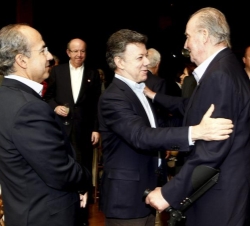 Don Juan Carlos, con los Presidente de Colombia y de México