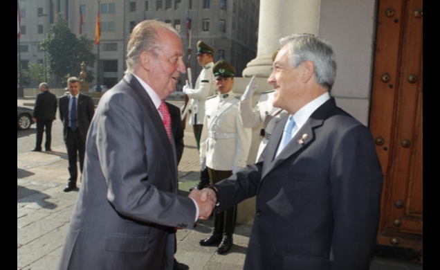 Don Juan Carlos recibe el saludo del Presidente de la República de Chile, Sebastián Piñera, a su llegada al Palacio de la Moneda