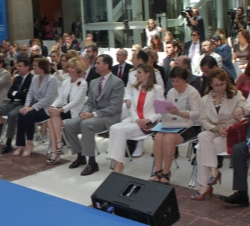 Sus Altezas Reales los Príncipes de Asturias en la primera fila de asientos, durante el acto