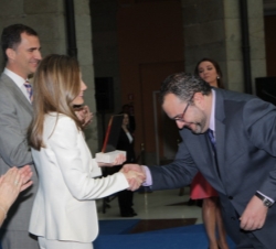 Doña Letizia entrega el premio a Juan Pablo Colmenarejo