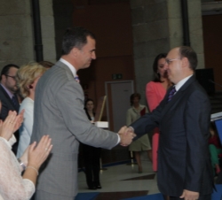 El Príncipe entrega el galardón a Fran Llorente