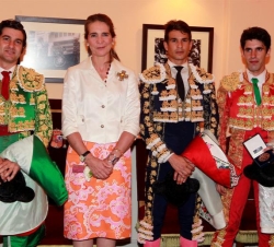 Doña Elena, acompañada de los tres diestros