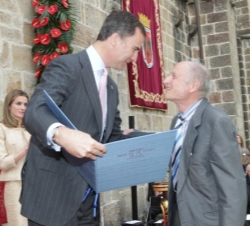 Don Felipe entrega el galardón a Antonio López