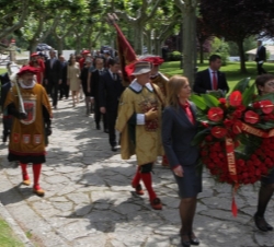 El cortejo se dirige a la iglesia del Monasterio de Leyre para rendir homenaje a los Reyes de Navarra