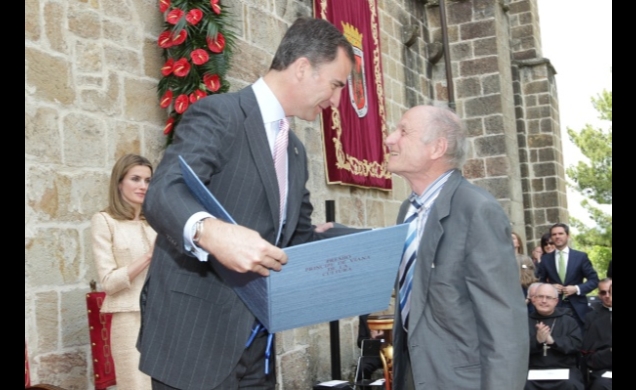 Don Felipe entrega el galardón a Antonio López