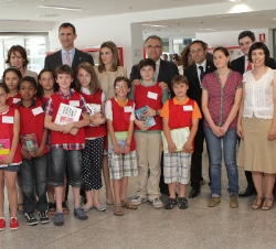 Los Príncipes en la biblioteca infantil con los pequeños biblioexploradores