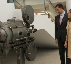 Don Felipe y Doña Letizia durante su recorrido por la Filmoteca