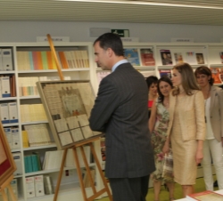 Los Príncipes observan la exposición de partituras