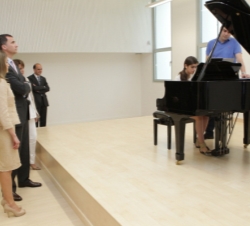 Don Felipe y Doña Letizia en la sala de audiciones Juan María Guelbenzu