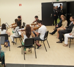 Sus Altezas Reales en la sala de ensayo de orquesta