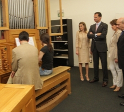 Los Príncipes de Asturias en el aula de organo Miguel Echeveste