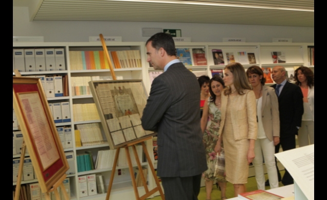 Los Príncipes observan la exposición de partituras