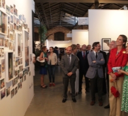Doña Elena contempla las obras expuestas en la feria