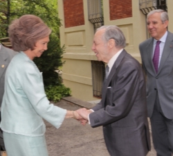 Doña Sofía recibe el saludo del presidente de la FAD, JoséÁngel Sánchez Asiaín, y el director general de la FAD, Ignacio Calderón