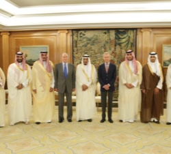 El Rey, con los ministros de Defensa de ambos países y la delegación saudí