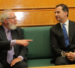 Don Felipe conversa con el director general de la OIT