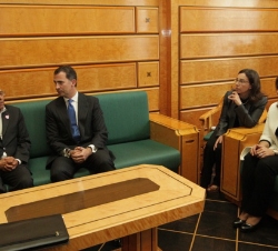 Su Alteza Real conversa con el Presidente de la República de Túnez, Moncef Marzouki