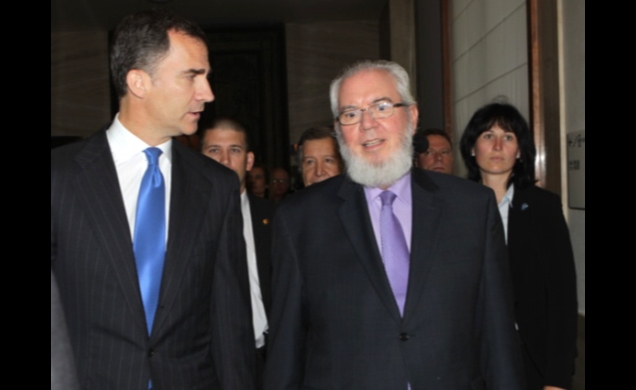 Su Alteza Real el Príncipe de Asturias, junto al director general de la OIT, Juan Somavía, a su llegada a Ginebra