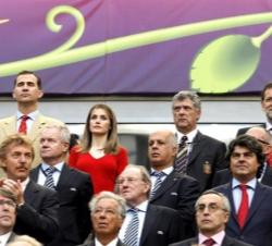 Los Príncipes de Asturias, durante la interpretación de los Himnos Nacionales