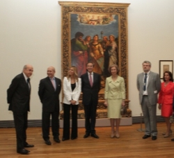 Fotografía de grupo ante el cuadro'Santa Cecilia' de Rafael, prestado por la Pinacoteca Nazionale de Bolonia
