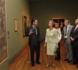 La Reina atiende a las explicaciones del director del Museo del Prado, Miguel Zugaza