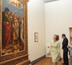 Su Majestad, durante su recorrido por la exposición, acompañada por el comisario y jefe del departamento de pintura italiana del Museo del Prado, Migu