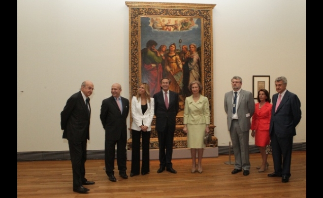 Fotografía de grupo ante el cuadro'Santa Cecilia' de Rafael, prestado por la Pinacoteca Nazionale de Bolonia