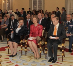 La Reina junto a los Duques de Soria durante el acto