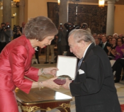 Su Majestad entrega el Premio Yehudi Menuhin a la Integración de la Educación y las Artes 2012 al gran pianista y pedagogo Menahem Pressler