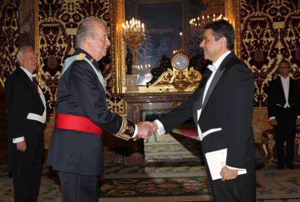 El embajador la República de Panamá entrega sus credenciales a Su Majestad el Rey