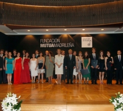 Fotografía de grupo con los galardonados y los alumnos becados